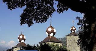 Drei Fussbälle ersetzen die Zwiebeln auf dem Briger Stockalperschloss.