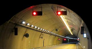 Verfolgungsjagd durch den Autobahntunnel bei Siders. Die Polizei sucht derzeit nach zwei Fahrzeuginsassen (Symbolbild). 


