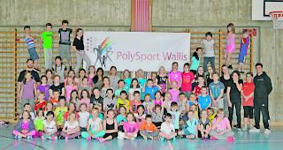 Grosses Interesse. Die Breakdance-Crew mit allen B-Girls und B-Boys und den Leitern Martin Schwander und Joram Weber. 