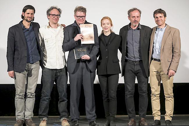 Prominenz bei der Preisverleihung am SFFF (v.l.): Festivalleiter Stefan Fichtner, Jurymitglied Micha Lewinsky Hauptpreiträger Valentin Hitz, Jurymitglieder Franziska Petri und Götz Spielmann sowie Festivalleiter Gabriel Zurbriggen an der Preisverleihung des Saas-Fee Filmfest.