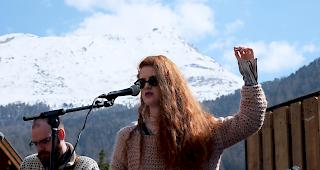 Der Anfang ist gemacht: Debrah Scarlet auf der Alex-B&uuml;hne.