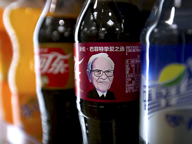 Warren Buffet ziert Cola-Flaschen in China.