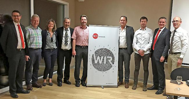 Die alten und neuen Vorstandsmitglieder des WIR-Networks Oberwallis mit regionalen Vertretern der WIR-Bank (von links): Sandro Mondo, Peter Van Deuren, Alice Schmid, Meinrad Fussen, Jörg Salzmann, Georg Anthamatten, Frank Zurbriggen, Raphael Stoffel und Stefan Salzmann.