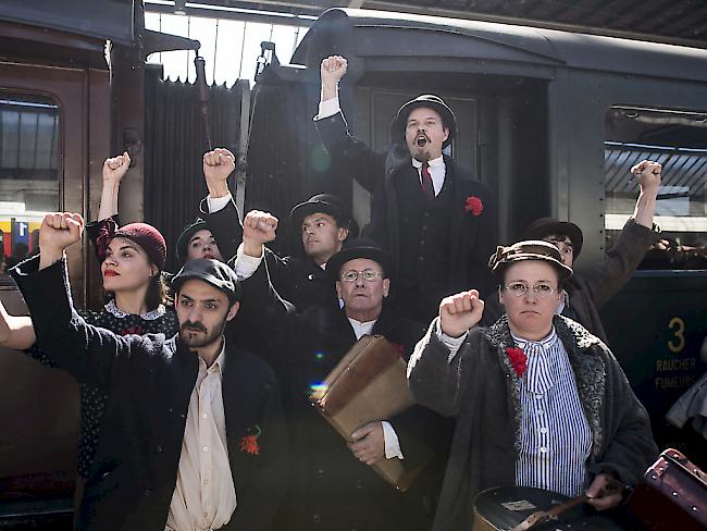 Der Schauspieler Dani Mangisch (oben) mimt Lenin. Die Zugfahrt des russischen Revolutionärs von Zürich nach St. Petersburg jährt sich am Sonntag zum 100. Mal.