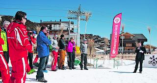Anerkennung. Der Natischer Gemeindepr&auml;sident Franz Ruppen w&uuml;rdigt bei einer kurzen Rede die Arbeit der Skilehrer. 