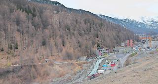 Hier am &auml;ussersten Dorfrand im Wald (l.) ist die neue Piste geplant.