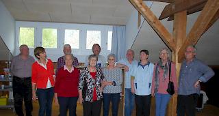 Eingespieltes Team: Paul Schmid, Ulrich Pl&uuml;ss, Peter Kalbermatten (v.l. hinten), sowie  Hildegard Sch&ouml;pfer, Ursula Ambord, Therese Guntern, Yolanda Heinzmann, Lina Walker, Beatrice Fischer-Jossen und Nestor Andr&egrave;s (vorne, v.l.) stehen bald wieder zusammen auf der B&uuml;hne. 