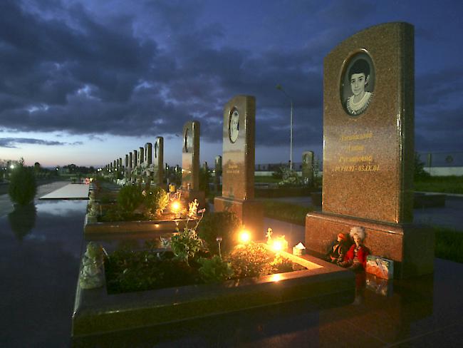 Gräber von bei der blutigen Stürmung der Grundschule von Beslan im Jahr 2004 getöteten Kindern. Der Europäische Gerichtshof für Menschenrechte (EGMR) hat Russland am Donnerstag wegen der blutigen Beendigung des Geiseldramas verurteilt. (Archiv)