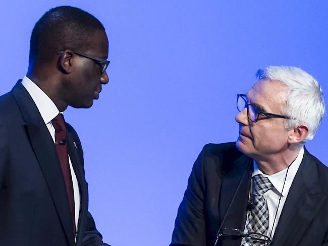 Die Führung der Grossbank Credit Suisse um Konzernchef Tidjane Thiam (links) und Verwaltungsratspräsident Urs Rohner (rechts) lenken bei der eigenen Vergütung ein. (Archivbild)