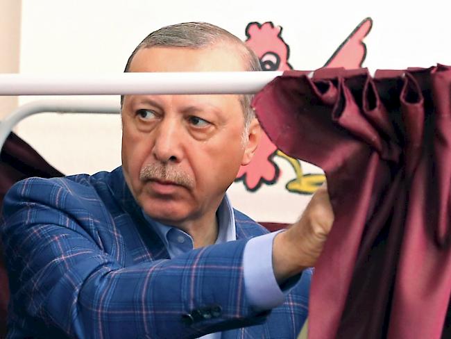 Präsident Recep Tayyip Erdogan bei der Abgabe seiner Stimme in einem Abstimmungslokal in Istanbul.