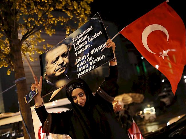Anhänger des türkischen Präsidenten Erdogan feiern das Ergebnis des türkischen Verfassungsreferendums.