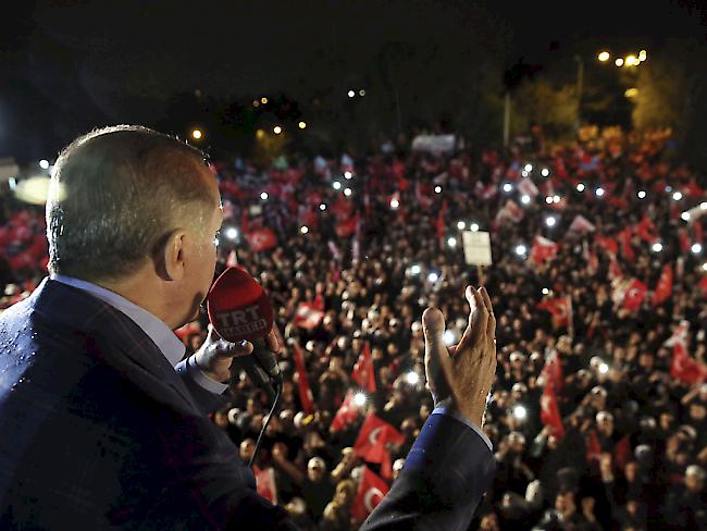 Der türkische Präsident Erdogan feiert seinen Sieg mit tausenden anhängern.