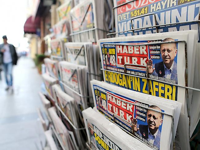 Regierungsnahe türkische Zeitungen feiern die Annahme des umstrittenen Verfassungsreferendums von Präsident Erdogan. Das Ergebnis fiel knapp aus. Und die Wahlbeobachter der OSZE übten Kritik an der Durchführung des Referendums.
