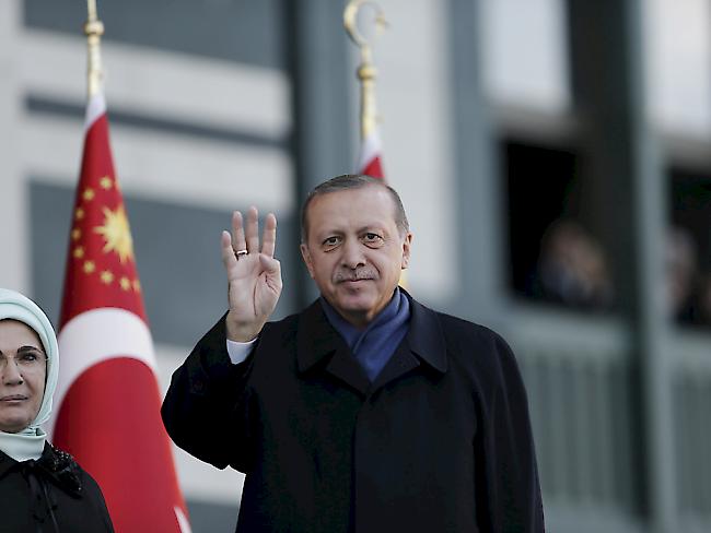 Präsident Recep Tayyip Erdogan (rechts) und seine Frau Emine vor dem Präsidentenpalast in Ankara.