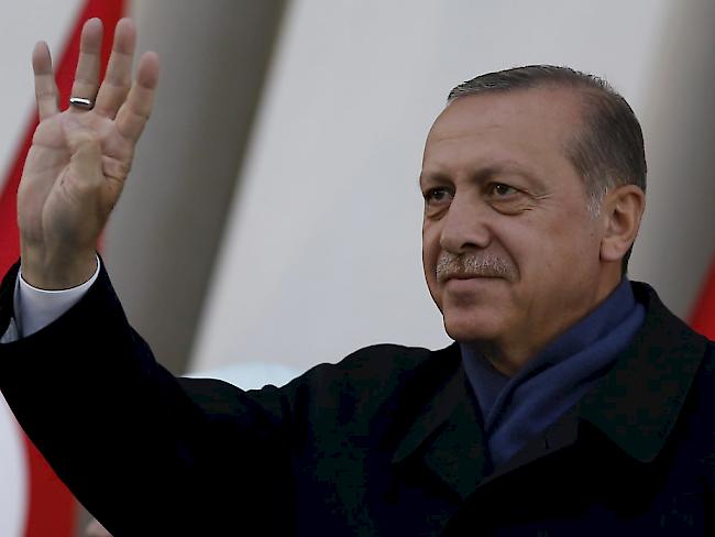 Präsident Recep Tayyip Erdogan wendet sich nach dem Referendum an seine Anhänger vor dem Präsidentenpalast  in Ankara.