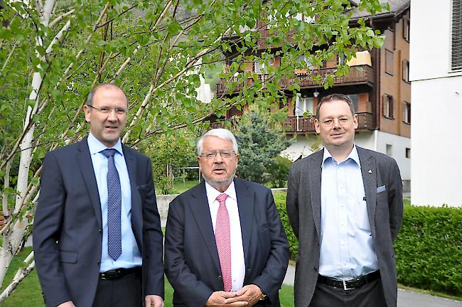 Direktor Reinhard Venetz, Stiftungsratspräsident Albert Bass und Gemeindepräsident Franz Ruppen (von links) vor dem Areal, auf dem das "Zentrum Rund ums Alter" zu stehen kommen soll.