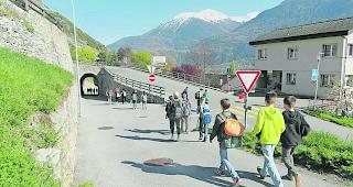 Die Kinder beim Fussmarsch auf dem ehemaligen Bahntrassee.