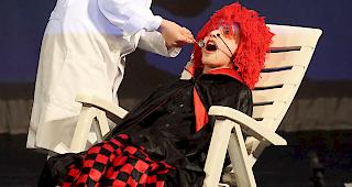 Der kleine Vampir Winnie Wackelzahn, gespielt von Timo Ritler, k&auml;mpft darum, dass ihm seine Eckz&auml;hne nicht ausfallen.