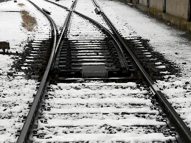 Dank einer Heizung ist diese Weiche schnee- und eisfrei. Die SBB prüft nun, ob zur Heizung der Gleise neu Erdwärme statt Gas oder Strom eingesetzt werden könnte.