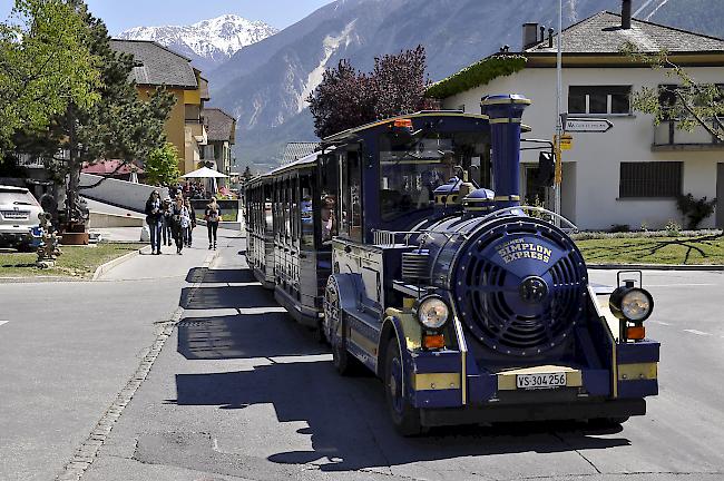 Ein gewöhnungsdürftiges Bild: Der Simplon Express für einmal im Weindorf unterwegs.