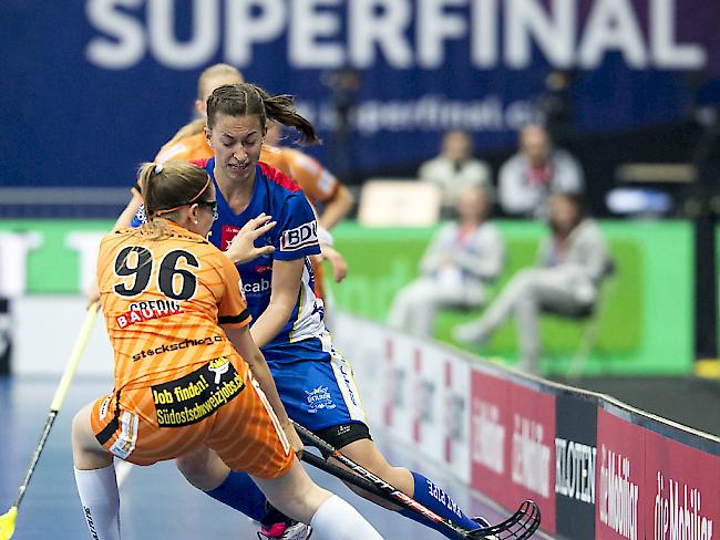 Dietlikons Matchwinnerin Andrea Gämperli (hinten) bereitet der Churerin Chiara Gredig Schwierigkeiten