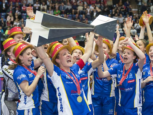Dietlikons schwedischer Captain Linn Lundström stemmt den Meisterpokal in die Höhe