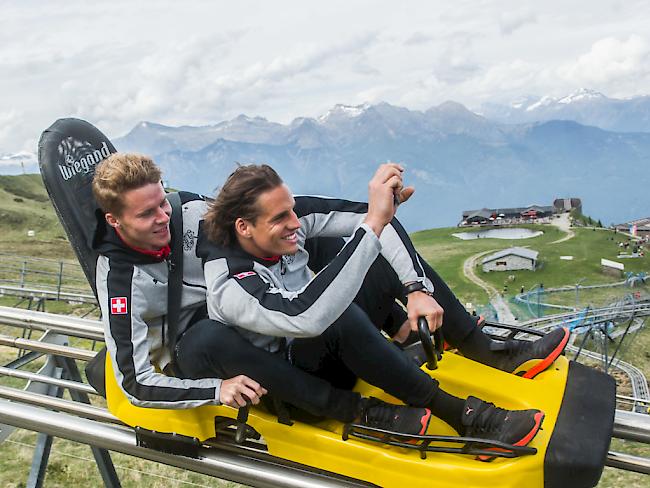 Schweizer Borussia-Tandem in Fahrt: Die Nati-Kollegen Nico Elvedi (links) und Yann Sommer lassen es auf der Rodelbahn laufen. (Archivbild)