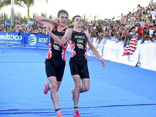Ein Bild, das im letzten September um die Welt ging. Und zwar einen Monat nach Olympia in Rio passierte dies am Grand Final der WM-Serie in Cozumel im Finish der 10-km-Laufstrecke. Alistair Brownlee stützt seinen dehydrierten Bruder und Olympia-Zweiten Jonathan auf dem Weg in Richtung Ziellinie.