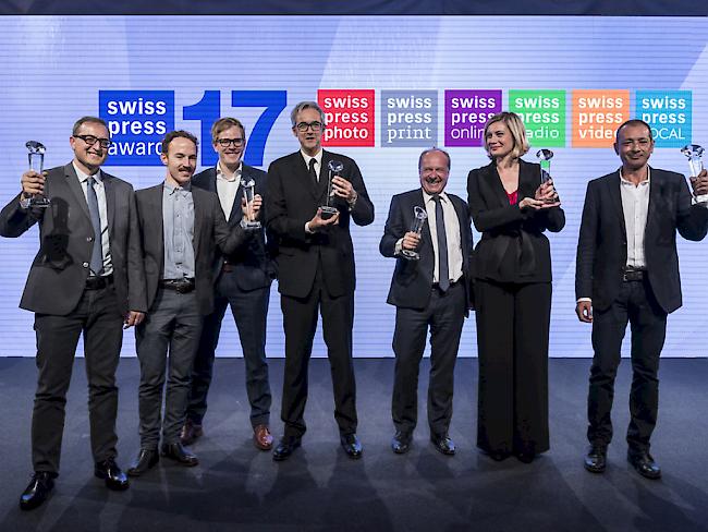 Die Gewinner der Swiss Press Awards von rechts: Zalmai Ahad, Pauline Vrolixs, Alain Rebetez, Sylvain Besson, Joël Widmer, Christoph Lenz und Carlo Silini.