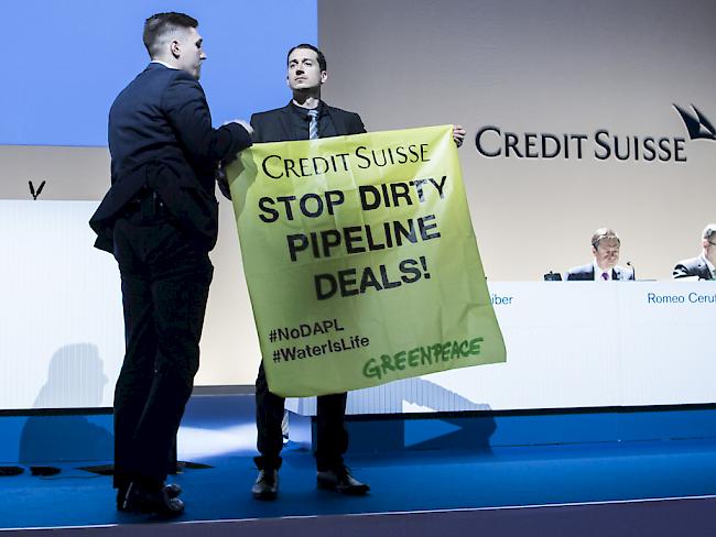 Greenpeace-Aktivisten protestieren an der Credit-Suisse-GV gegen die Rolle der Grossbank bei der Finanzierung einer umstrittenen Pipeline in den USA.