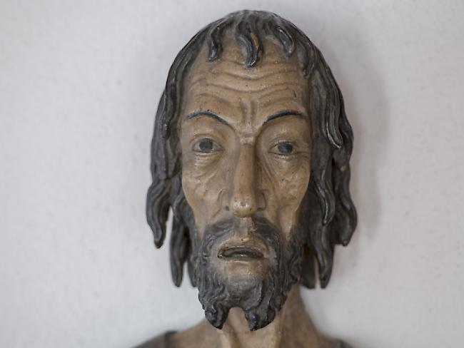 Ein Portrait-Bild der ältesten, aber undatierten Holzstatue von Niklaus von Flüe (1417-1487), welche zur Zeit im Landratssaal im Rathaus von Stans platziert ist. (KEYSTONE/Urs Flüeler)
