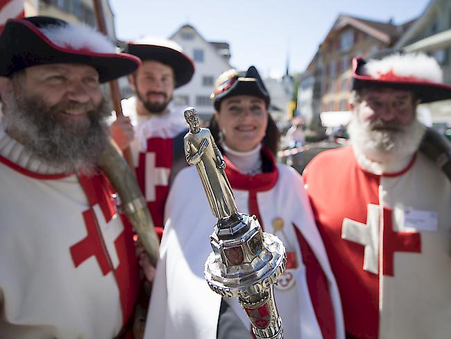 Bruder Klaus wird beim Staatsakt zur Gedenkfeier zum 600. Geburtstag von Niklaus von Fluee am Sonntag in Sarnen OW traditionell gefeiert. (KEYSTONE/Urs Flueeler)