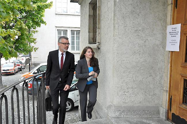 Michael Steiner, einer der drei Richter des Kreisgerichts, beim Betreten des Visper Rathaussaals, wo die Hauptverhandlung dieser Tage stattfindet.