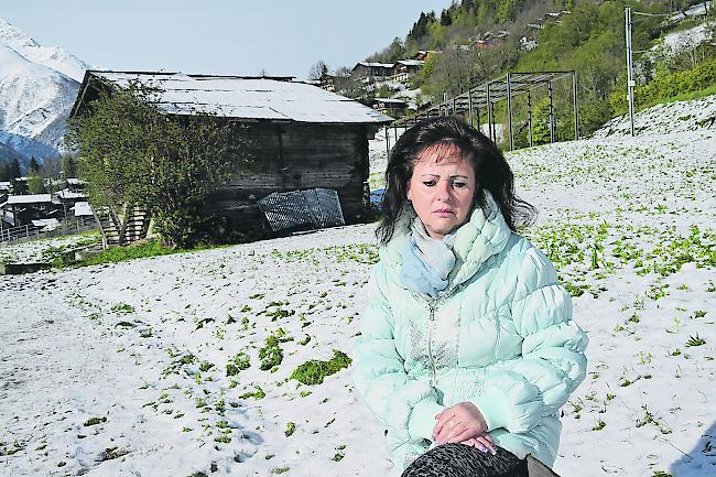 Ruth Lambrigger nachdenklich vor dem Stall, der für den «ÖV-Hub Fiesch» weichen soll: «Ich leide sehr.»