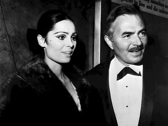 Daliah Lavi auf einem Bild aus dem Jahr 1964: Damals besuchte sie gemeinsam mit dem britischen Schauspieler James Mason die Premiere des Films "Lord Jim", in dem beide mitspielen.