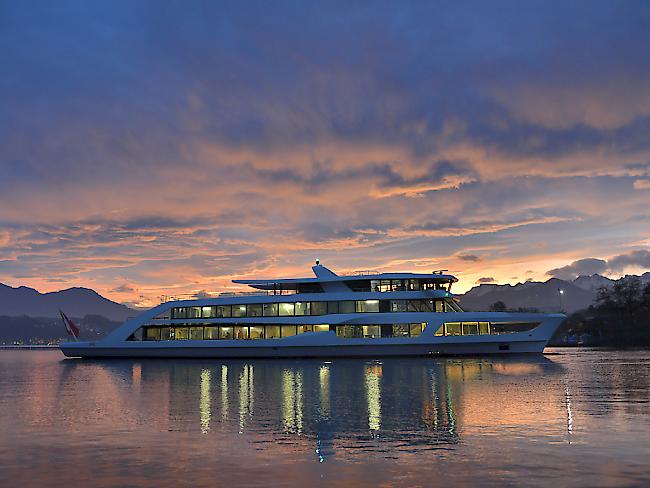 Das neue Motorschiff der Schifffahrtsgesellschaft Vierwaldstädtersee (SGV) stach am Donnerstagabend zur Jungfernfahrt in den See.