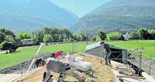 Isoliert Dach und W&auml;nde. Wichtig sei, dass die Strohballen alle am gleichen Tag mit der gleichen Maschine gepresst werden, so Karlen.
