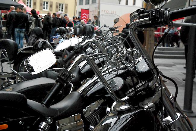 Die Briger Bahnhofstrasse und der Sebastiansplatz stehen heute ganz im Zeichen der Motorradfans.