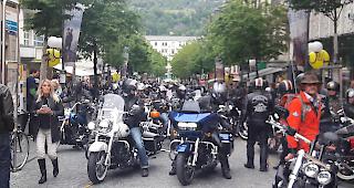 &Uuml;ber 100 Biker machten sich sich heute von Brig aus auf den Weg f&uuml;r einen Ride-out. 
