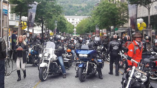 Über 100 Biker machten sich sich heute von Brig aus auf den Weg für einen Ride-out. 