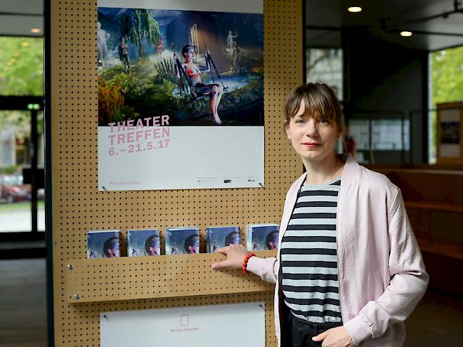 Yvonne Büdenhölzer, Leiterin des 54. Berliner Theatertreffens, steht vor dem Plakat der Veranstaltung im Haus der Berliner Festspiele. Das Basler Theater hat das Festival am 6. Mai 2017 erfolgreich eröffnet. (Archiv)