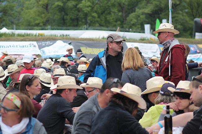 Viel Volk am Sonntag am Nationalen Stechfest in Aproz. Die Organisatoren rechnen mit rund 15 000 Zuschauern. Das Wetter zeigt sich nach einem verregneten Samstag freundlich.