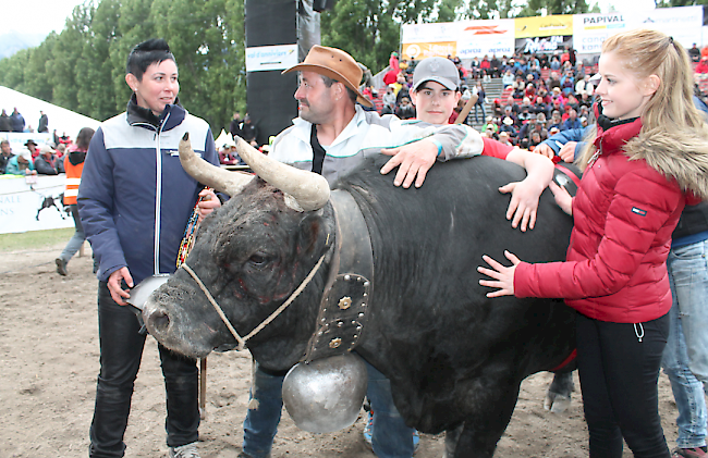 Siegerin in der Kategorie 1 der schwersten und stärksten Kühe. «Tzigane» mit (von links) Madlen, Diego, Alessandro und Tatajana Wyssen.