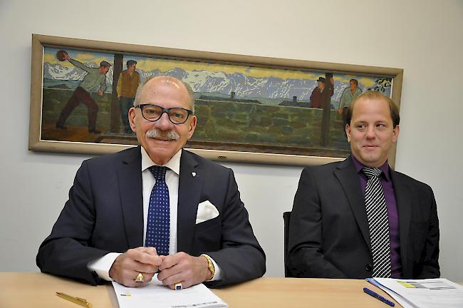 Stadtpräsident Louis Ursprung (links) und Finanzverwalter Marco Summermatter an der PK zur Rechnung 2016.