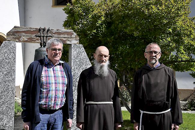 Nach der Medienkonferenz im Klostergarten: Bruder Damian Keller, Personalchef der Deutschweizer Kapuziner, Provinzial Bruder Agostino Del-Pietro und Bruder Beat Pfammatter (von links).