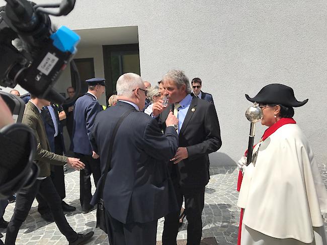 Grosser Empfang in Naters: Landeshauptmann Diego Wellig mit alt Grossratspräsident Caesar Jäger.