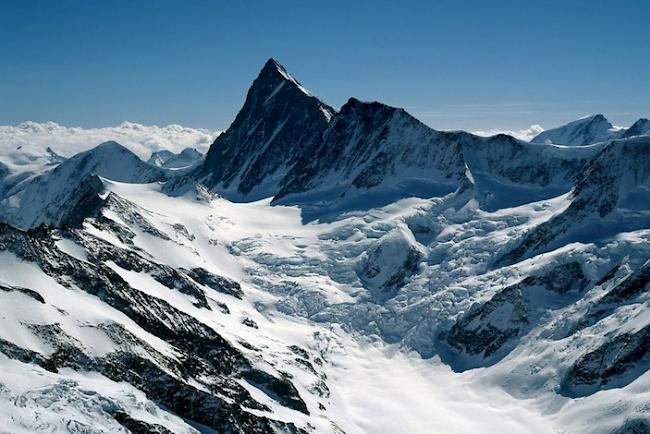 Vor sieben Jahren haben die drei Standortgemeinden Fieschertal, Grindelwald und Guttannen eine Petition zur  Umbenennung Agassizhorns abgelehnt. Dass die Grindelwaldner Gemeindebehörden nun ein Berggipfel nach Ueli Steck benennen wollen, stösst bei den damaligen Initianten der Petition für Unverständnis. 