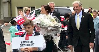 Einmarsch in Naters anl&auml;sslich des offiziellen Empfangs des neuen Landeshauptmanns: Grossratspr&auml;sident Diego Wellig unterwegs vom WNF-Geb&auml;ude zum Zentrum Missione. 