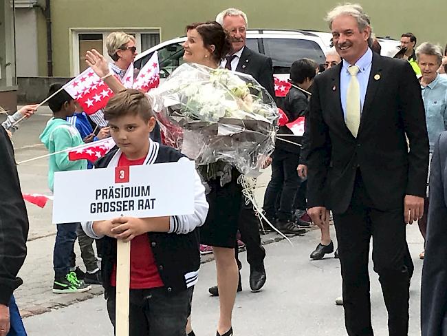 Einmarsch in Naters anlässlich des offiziellen Empfangs des neuen Landeshauptmanns: Grossratspräsident Diego Wellig unterwegs vom WNF-Gebäude zum Zentrum Missione.