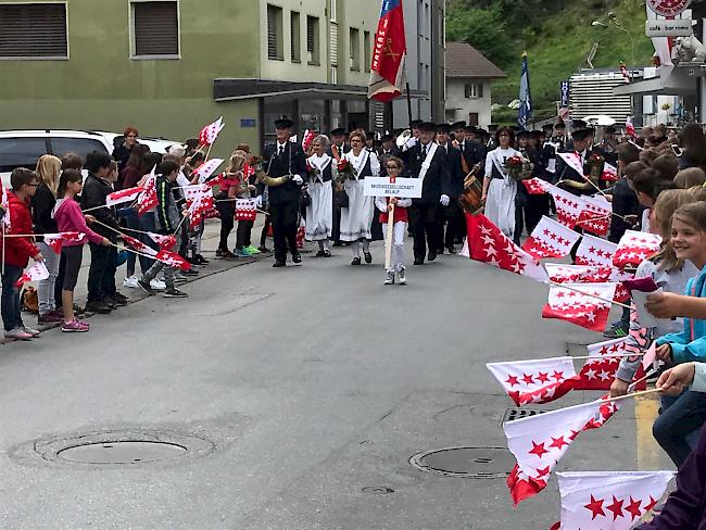 Einmarsch in Naters anlässlich des offiziellen Empfangs des neuen Landeshauptmanns.